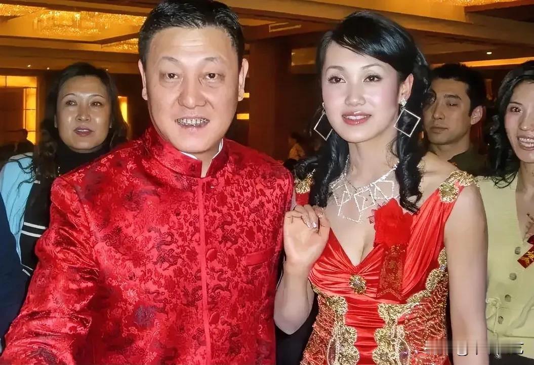 “家有贤妻”，从照片可以看出来，韩磊的妻子不比任何女明星差，他又何必去找其她人呢
