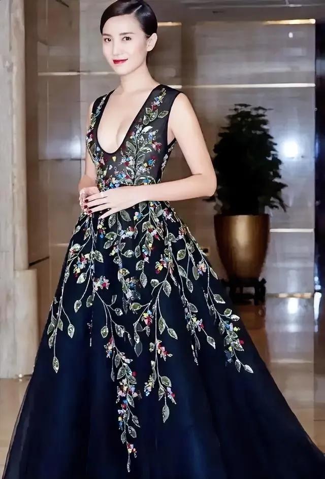 小宋佳扮得了雅痞，穿得了优雅，私下更是出了名的敢穿，她穿着一袭黑色身V长裙露面时