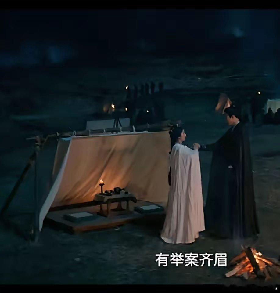 《折腰》魏绍这锯嘴葫芦对小乔表白之后，转头又去跟风流表兄取经了。​魏绍找到小乔之
