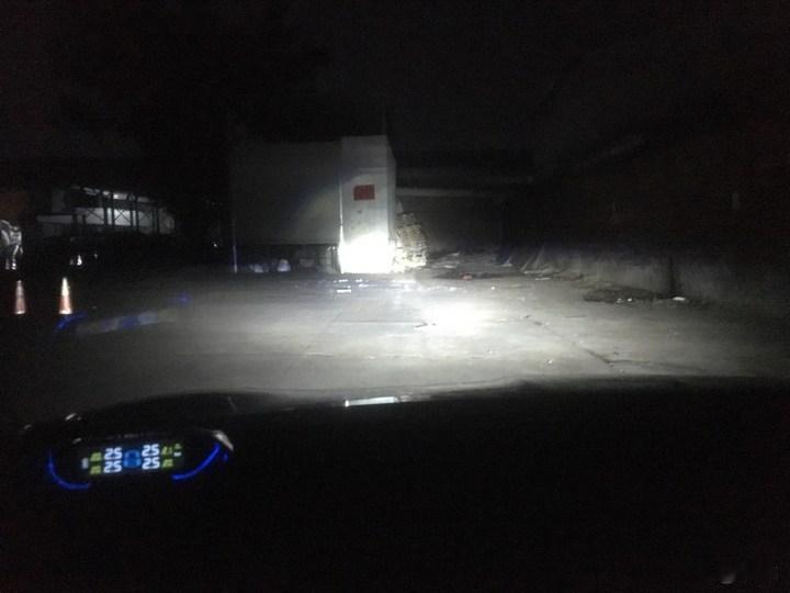 夜间行车，远光灯用得规范是安全保障，滥用则成交通隐患！会车时远光灯可使对向司机瞬