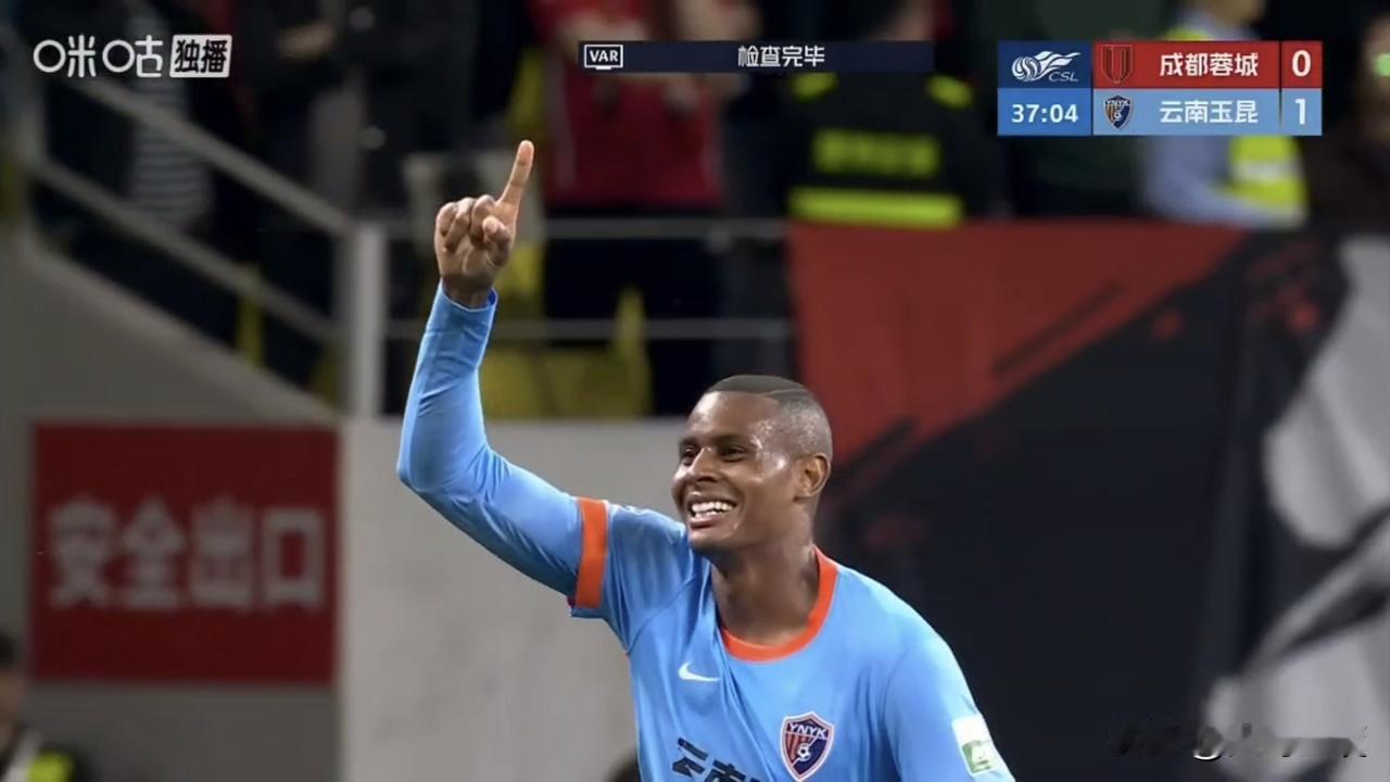 太漂亮了！云南玉昆用一记脚后跟+四脚传递，打穿成都蓉城后防线，克莱伯中路包抄一蹴