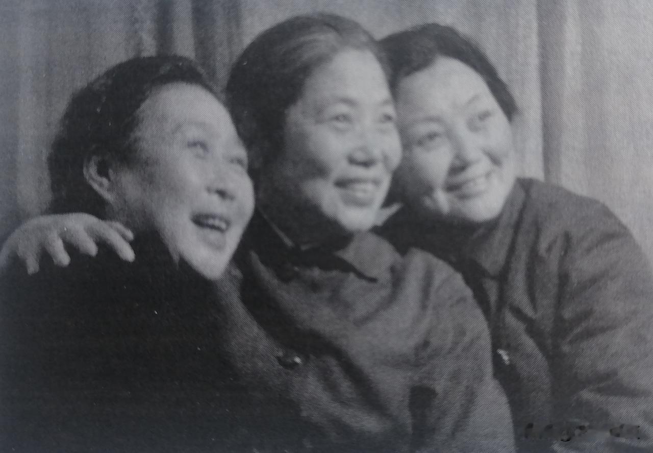 1979年，三位豫剧大师崔兰田（左）、常香玉（中）、马金凤（右）相聚在郑州，舞台