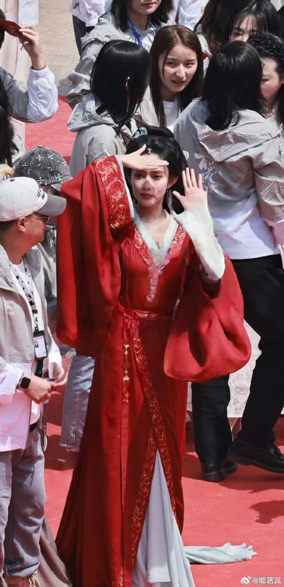 孟子义百花杀开机红衣路透孟子义何与百花杀开机造型路透谁懂啊！看到《百花杀》孟姐和