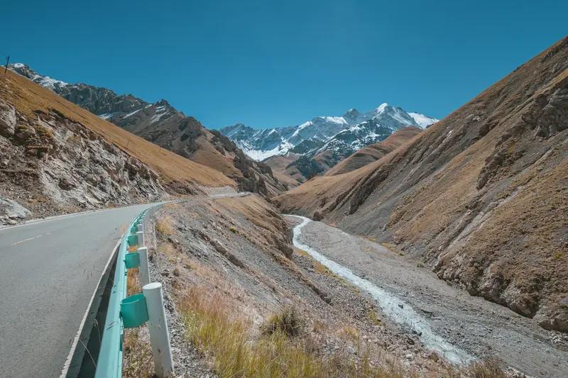 谷谷友实在太幸运了，驾车穿行独库公路。独库公路无疑是人间的瑰宝！只需行驶560公