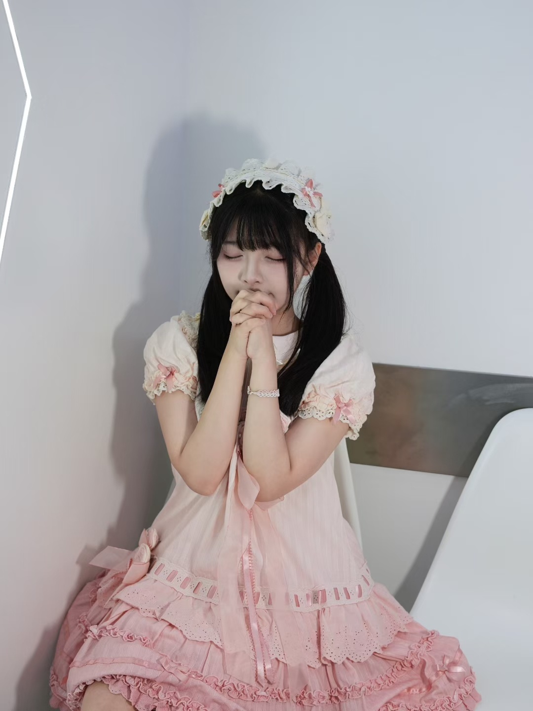 这里催催那里看看不知不觉就这么晚啦明天本番穿这件^^是去年生日时的衣装呢！到时候