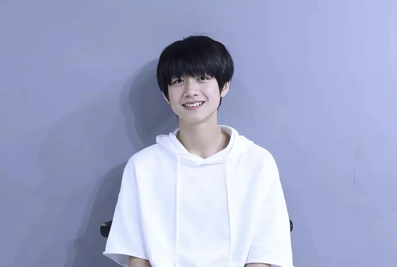 他怎么样都可爱 素颜也可爱 吃东西也可爱 睡着也可爱 骂我也可爱 他把我心搞得一