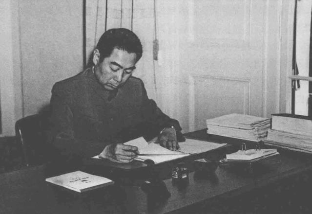 日内瓦会议期间，周恩来在代表团住所内办公