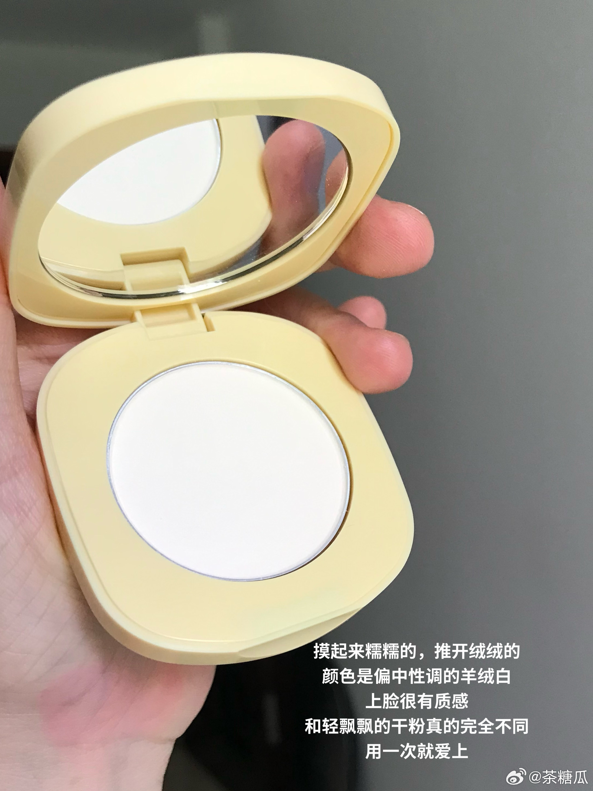 目前手头最喜欢的哑光白高光-羊绒白之前推荐过漫野浅肤，粉很细很薄不仅适合娇嫩部位