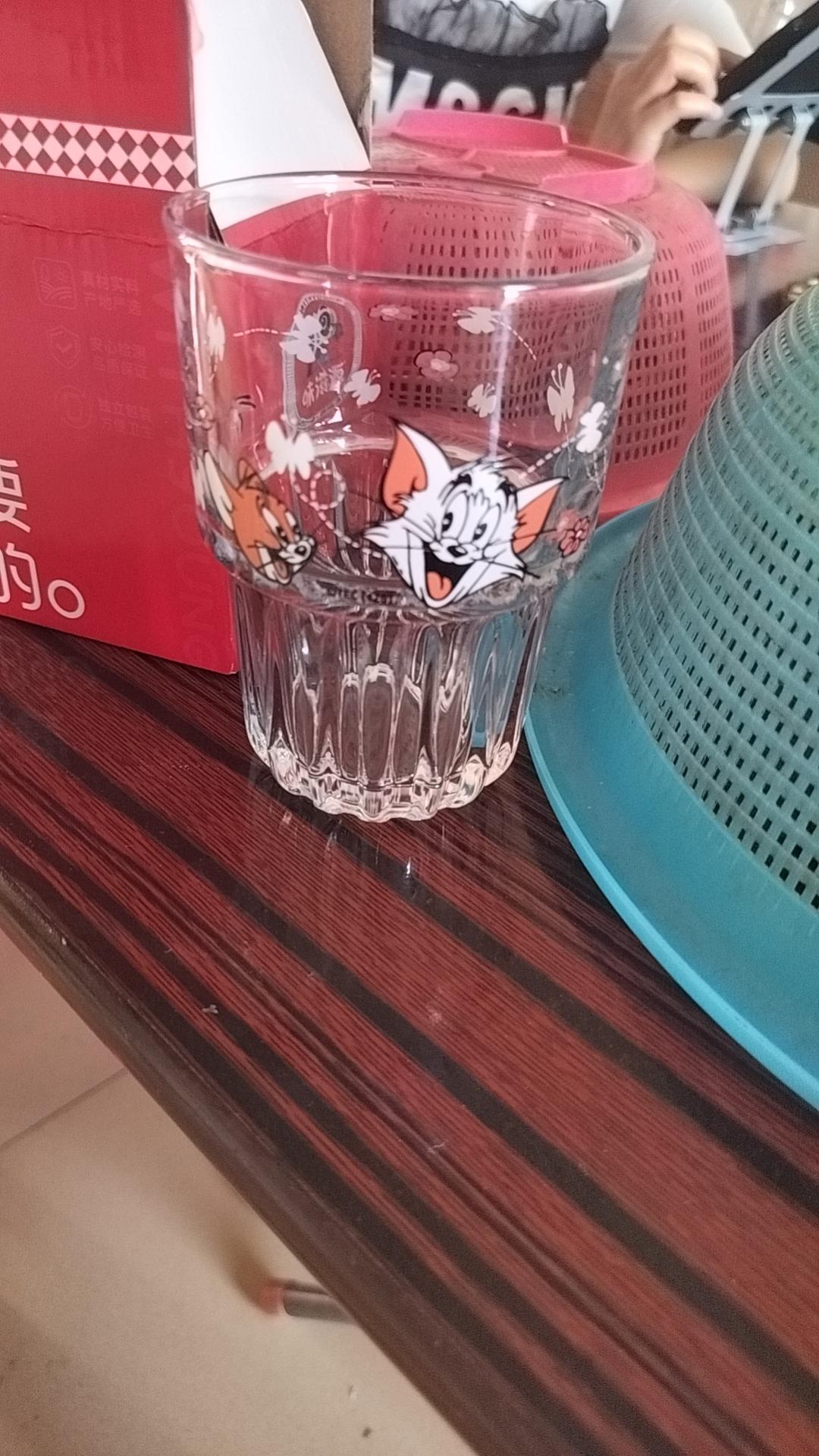 用好看的杯子喝水会喝多点