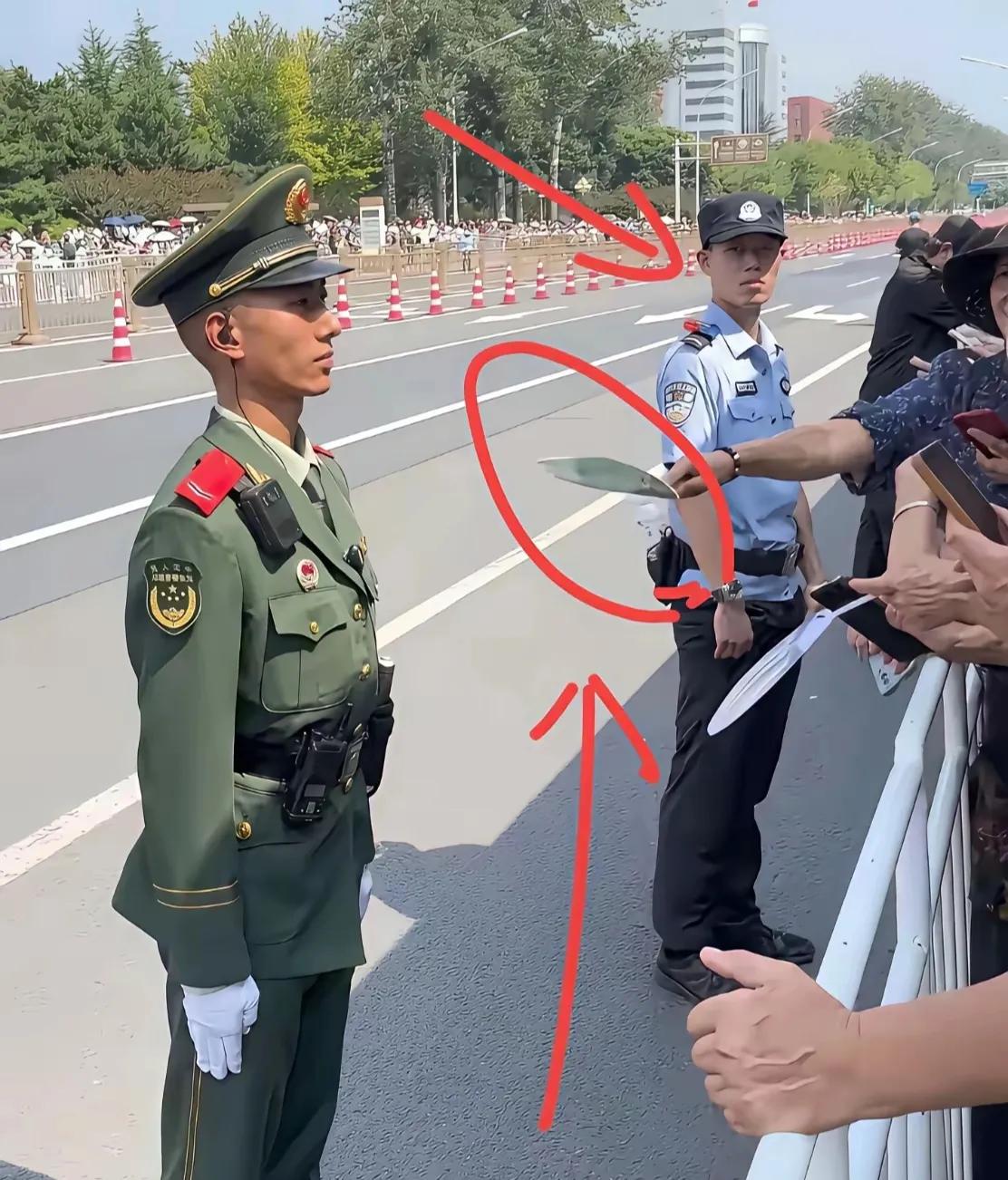 有网友说：“多少有点偏心了，试想这位警察同志心理阴影面积有多大？”
军人保家卫国