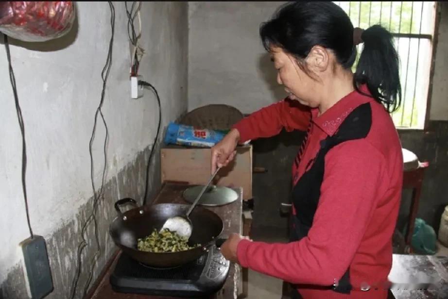 每次都会惯着孩子，老大一直是婆婆看着，现在还不到两岁，说孩子两句就和我闹，她说孩