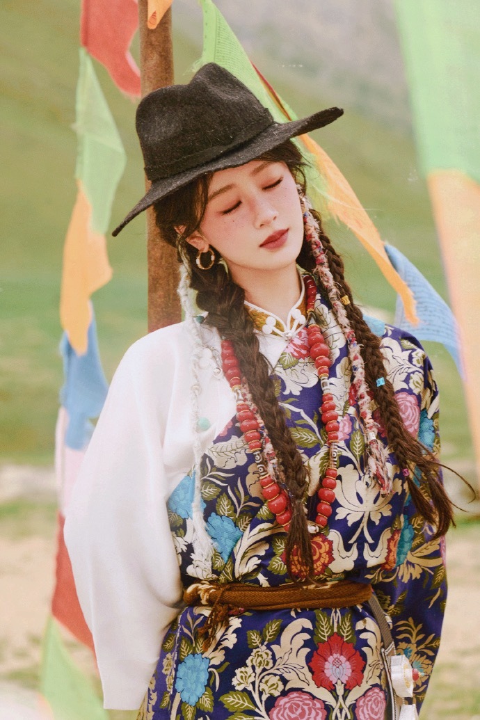 杨紫小白菊，藏族少女妆 