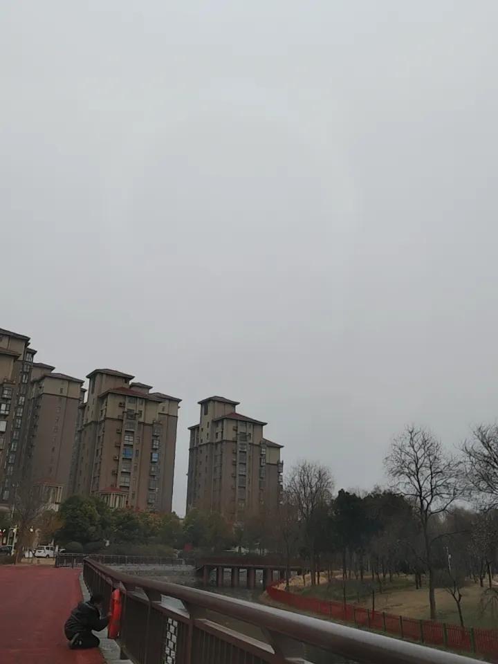 啊，我们这儿预报下大雪的前一天晚上，大家看一看这样的天空喜欢吗？我感觉灰蒙蒙的。