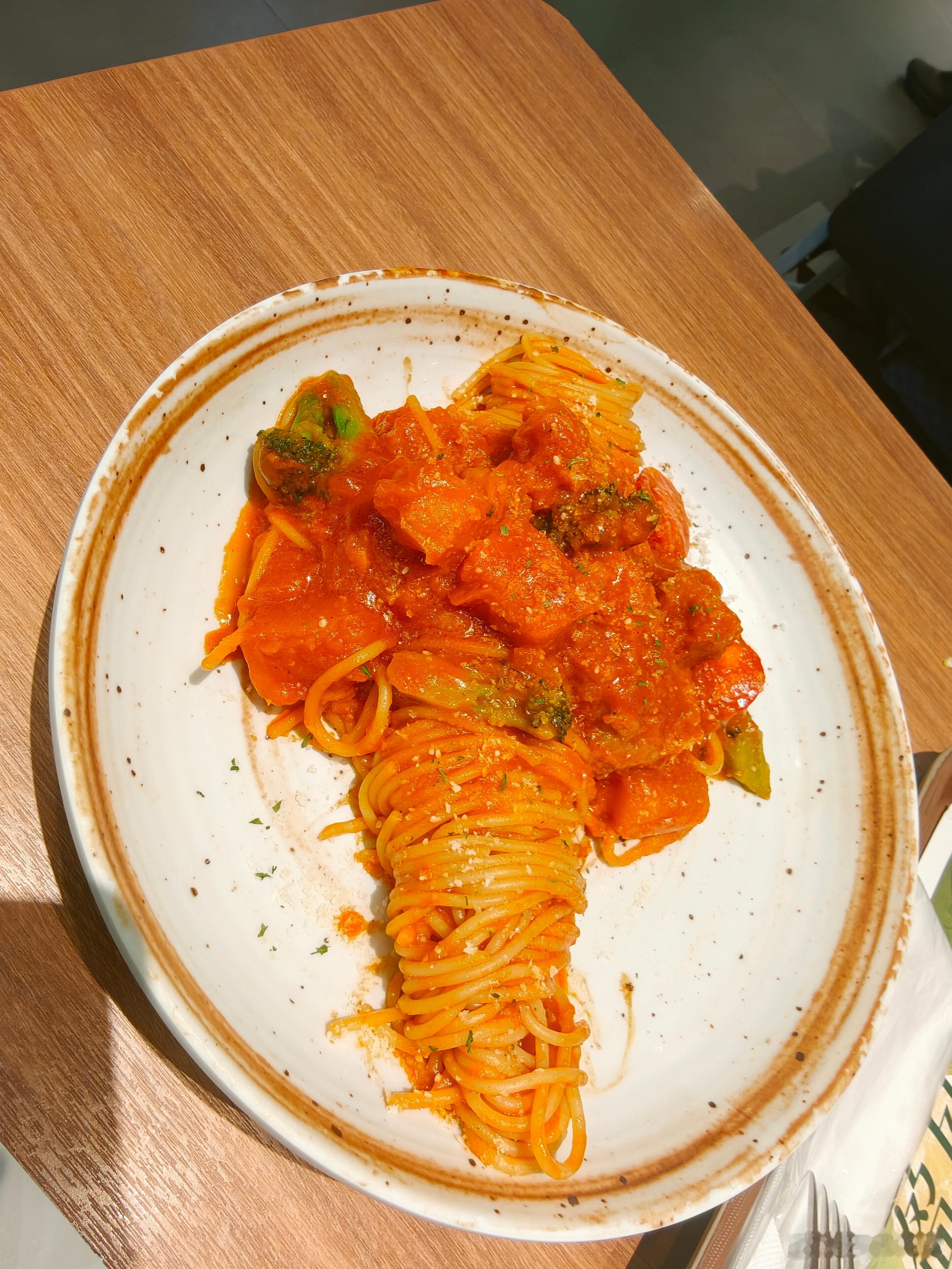 打卡西安魏斯里汉堡！！！！牛肉凤梨汉堡味道惊艳；炸鸡汉堡好大一块肉排，分量十足；