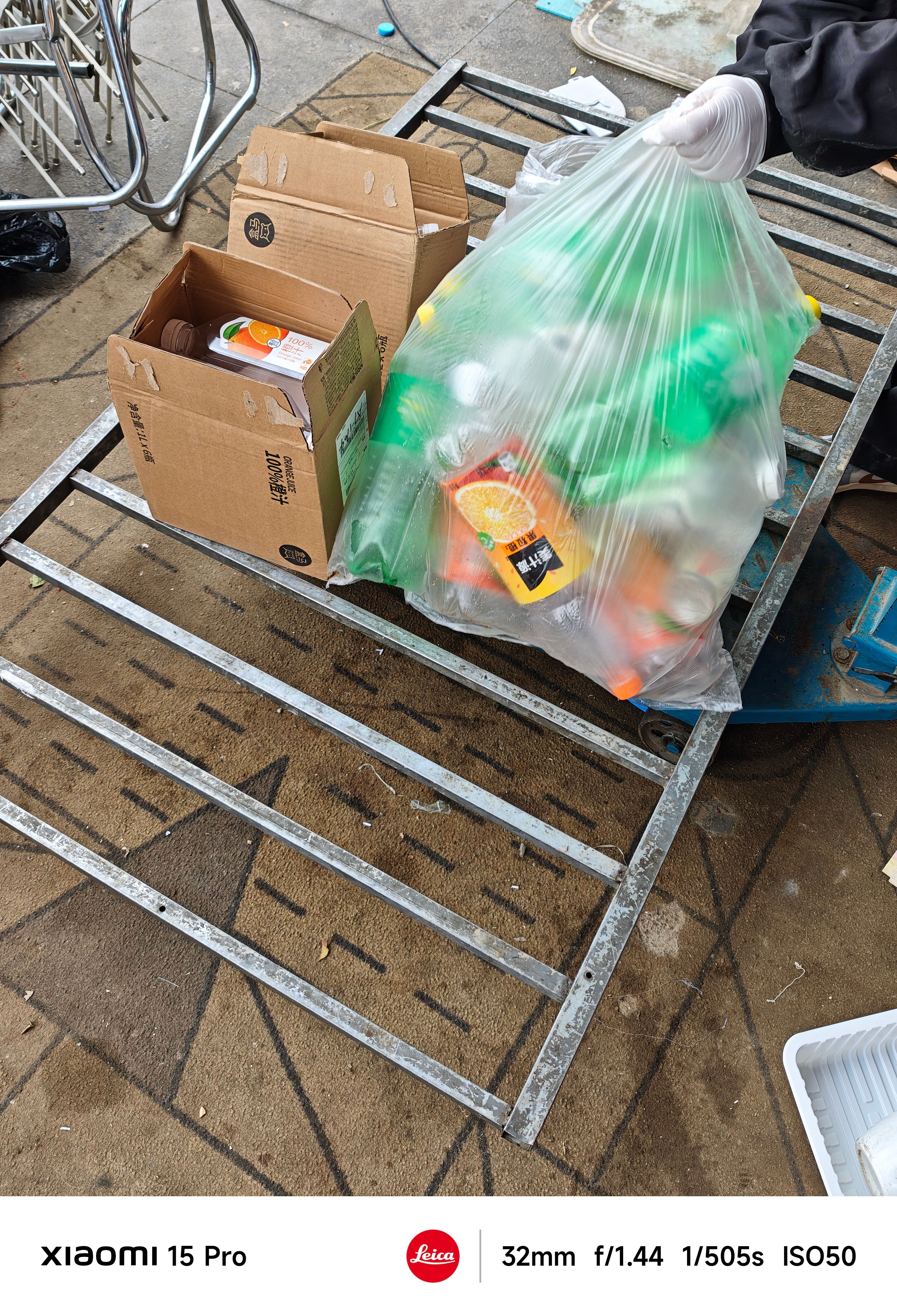 继续卖瓶子，6 块钱到手！充个电去！易拉罐 1 毛钱一个，塑料瓶 9 毛钱一斤！