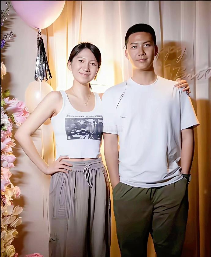 胡军的一双儿女，都是明星的孩子，这怎么看的就那么顺呢？阳光、朴实、自然。