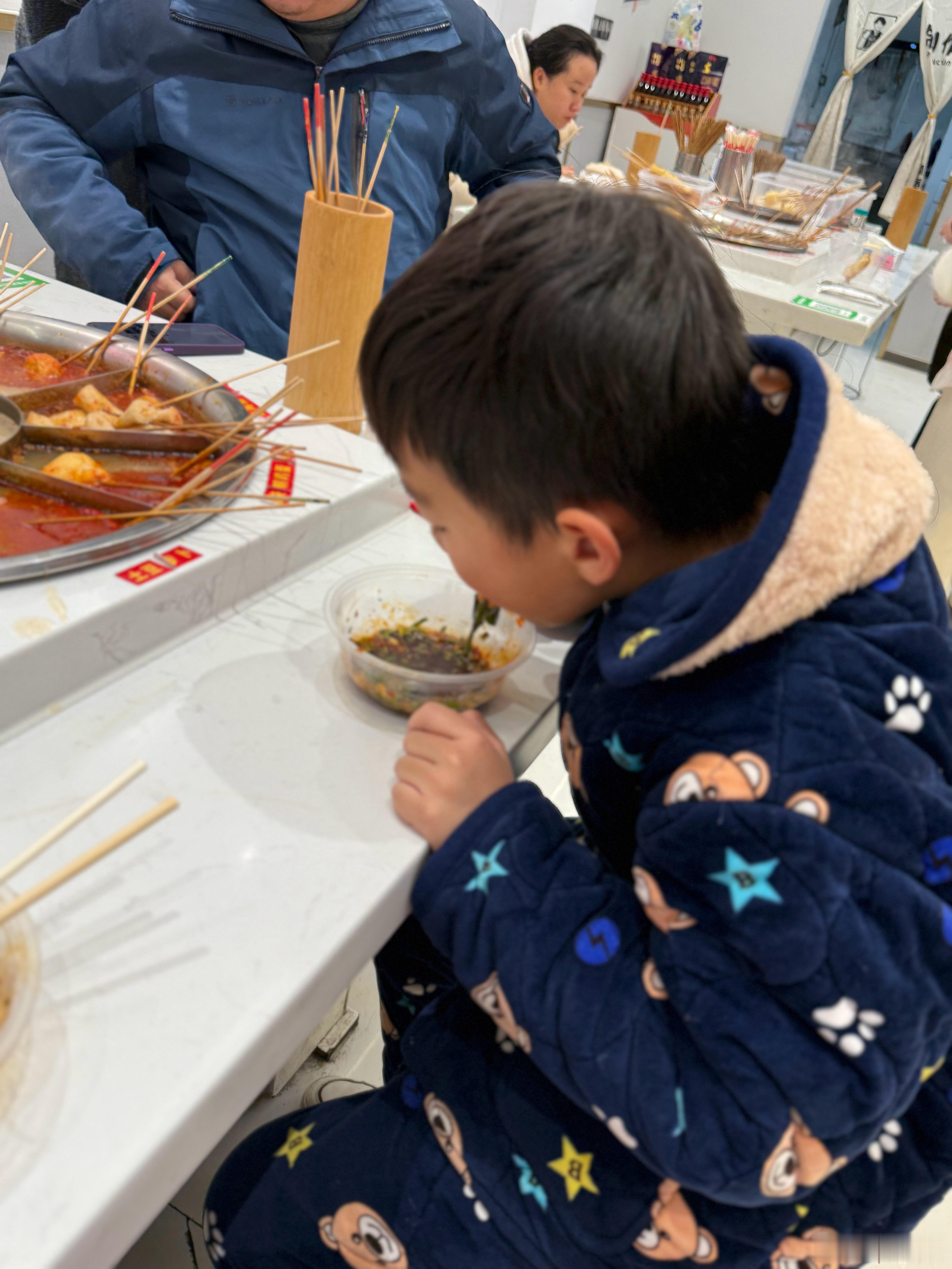 在爸爸住的附近吃麻辣串串，同一个省不同的城市消费完全不一样，株洲的消费感觉还是比