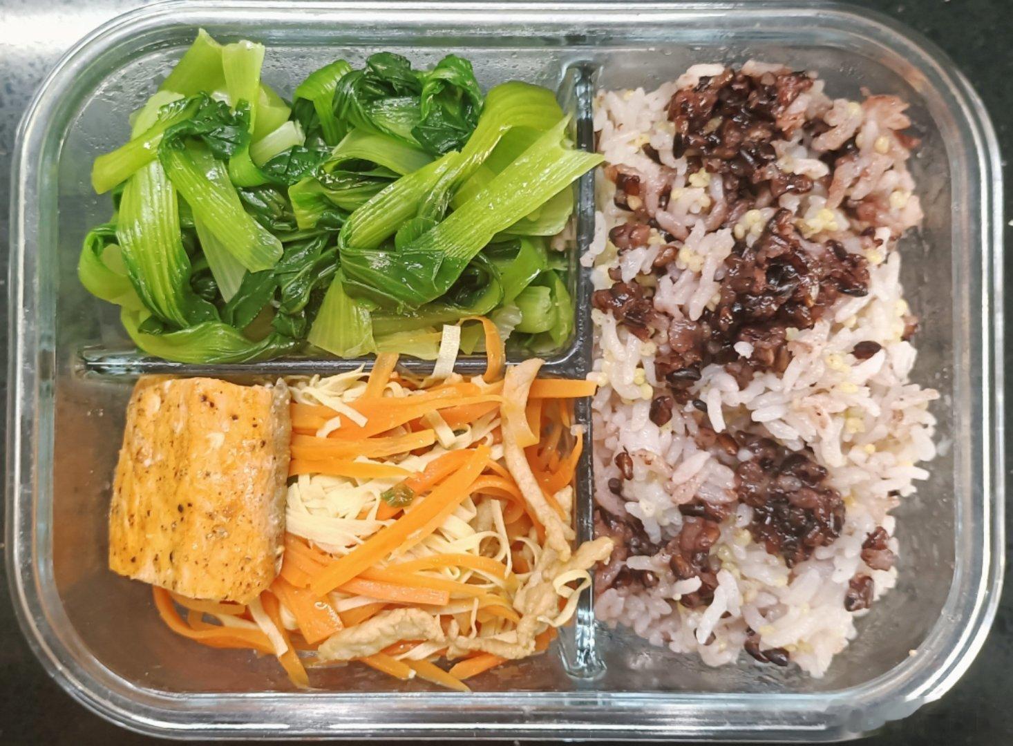 #儿子的午餐##这个问题吃什么# 紫米大黄米米饭，胡萝卜豆皮里脊丝，水油煮小油菜