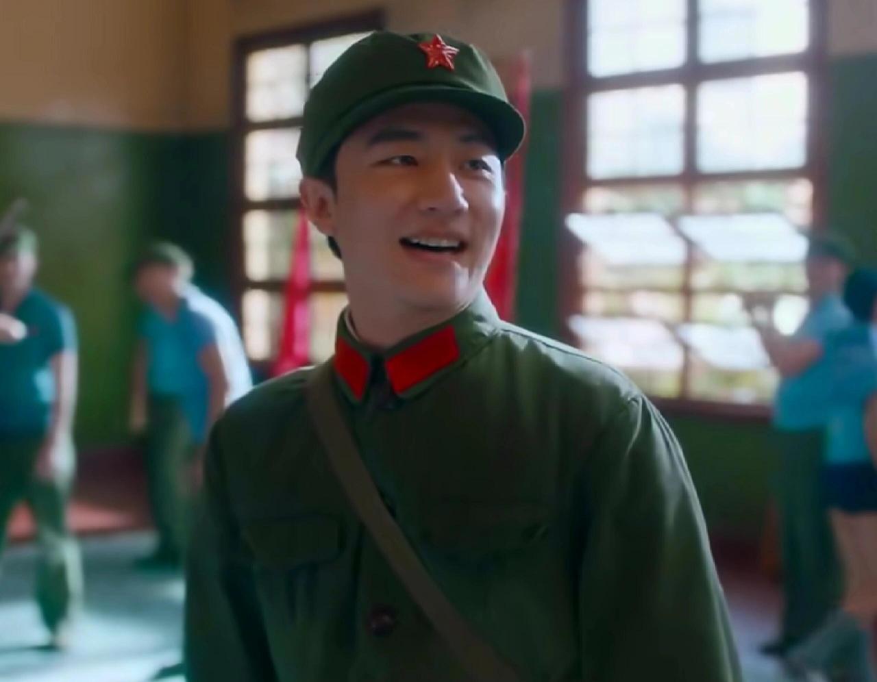 电影《芳华》又悄悄的火了
十年前上映那会儿，多少人看完撇撇嘴：直接划进“烂片”堆