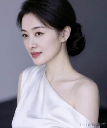 行香子·素衣
 
云鬓轻盘，素袂如烟。
立尘中、风骨清妍。
眼波澄静，浅笑如兰。