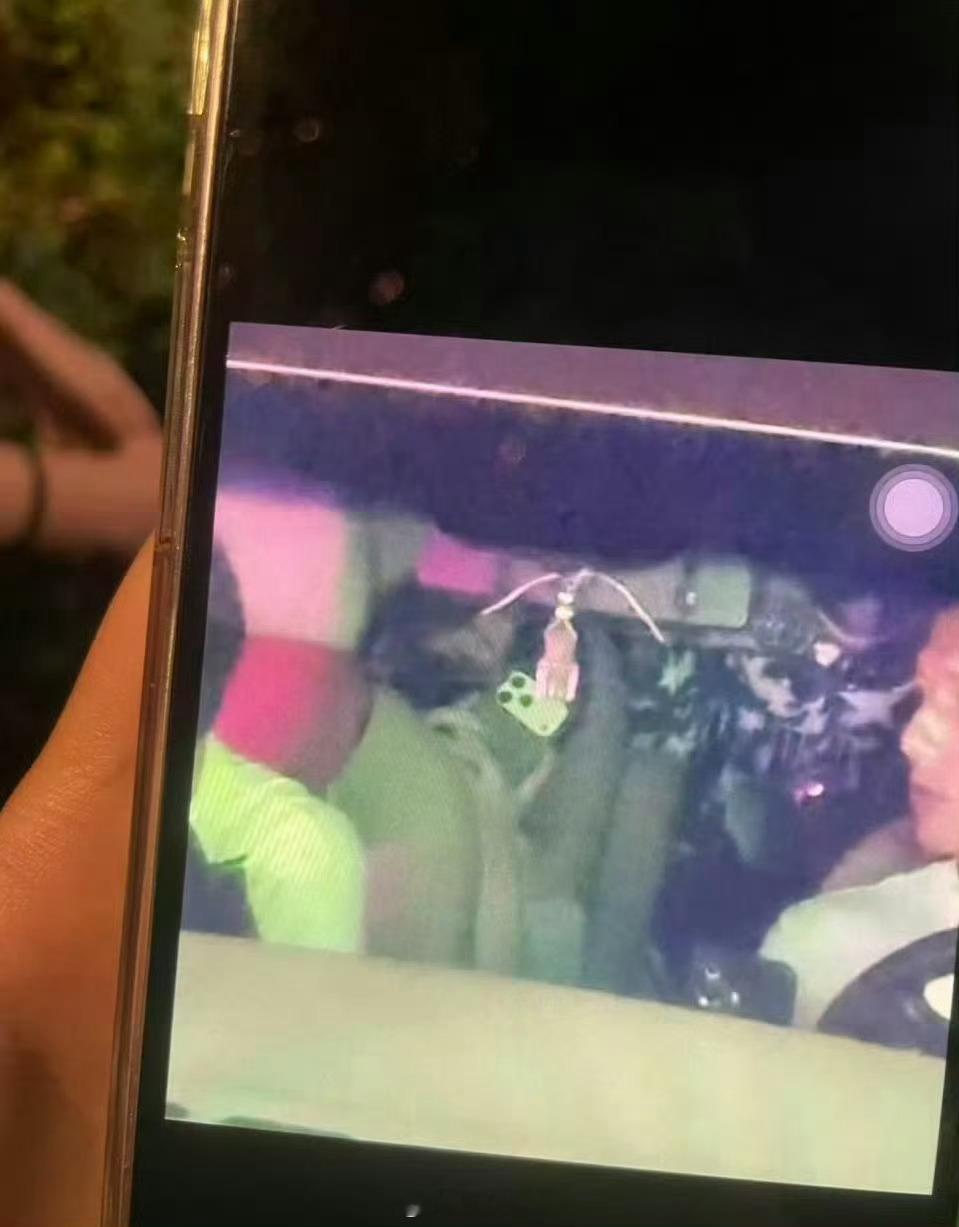 杨博文拍了粉丝灯牌杨博文看呐，这就是双向奔赴的最好证明杨博文今晚手机拍了粉丝的应