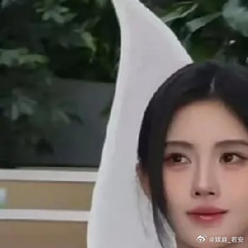 难怪鞠婧祎被说是大美女，你看她和陈都灵同框把陈都灵衬得面黄肌瘦的，看起来好像营养