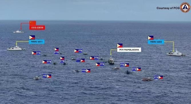 黄岩岛发生冲突，我方数艘海警船和民兵船，遭到20艘菲律宾小船闯线！以少胜多，船大