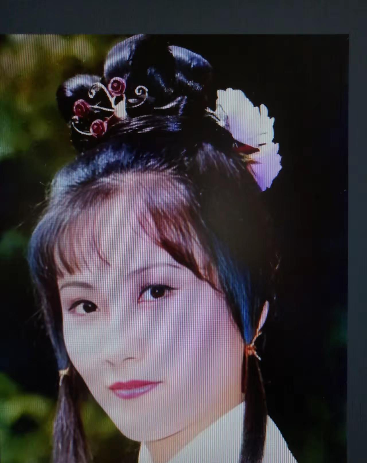 现在很多年轻人只知赵不知汪，那是因为汪红的时候他们还没出生，赵红的时候他们正在少