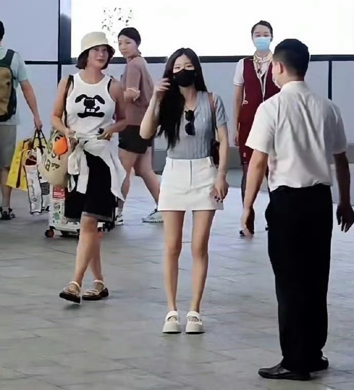 我说赵露思是矮个子嘛，你们还不信[允悲] ​ ​​​