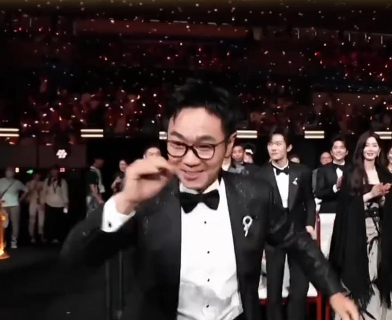 大鹏斩获百花奖最佳导演，《煎饼侠》的债终于还完了。相信以后会很多人看到大鹏的优秀