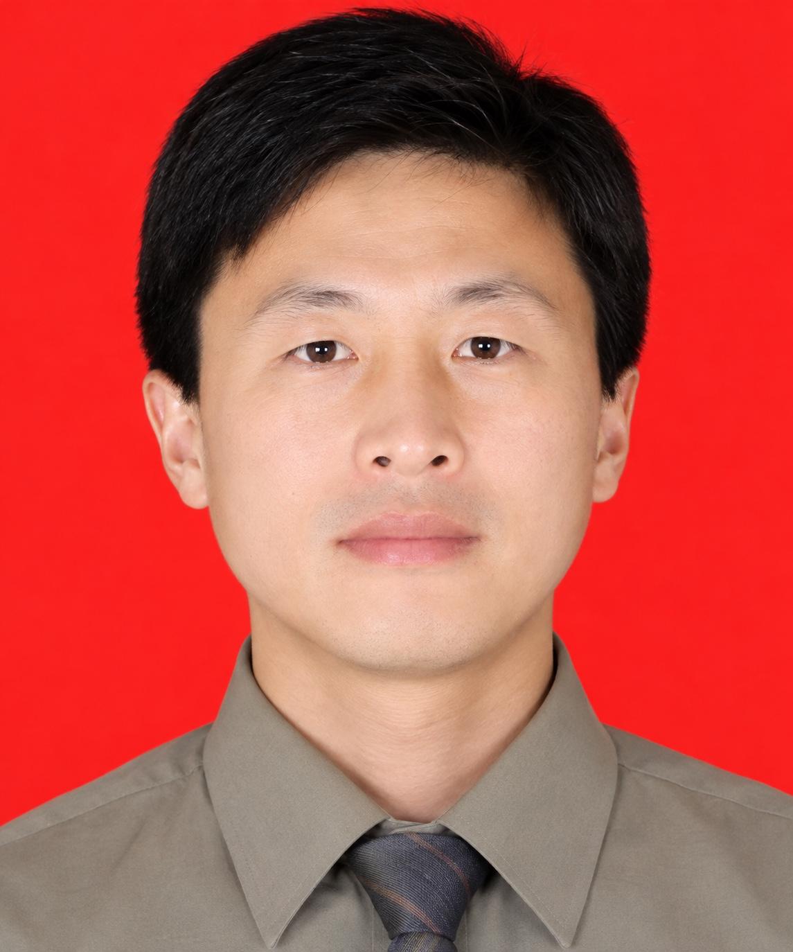 曾广莹，男，1966年10月出生，中共党员，陕西省镇坪县农业科学研究所党支部书记