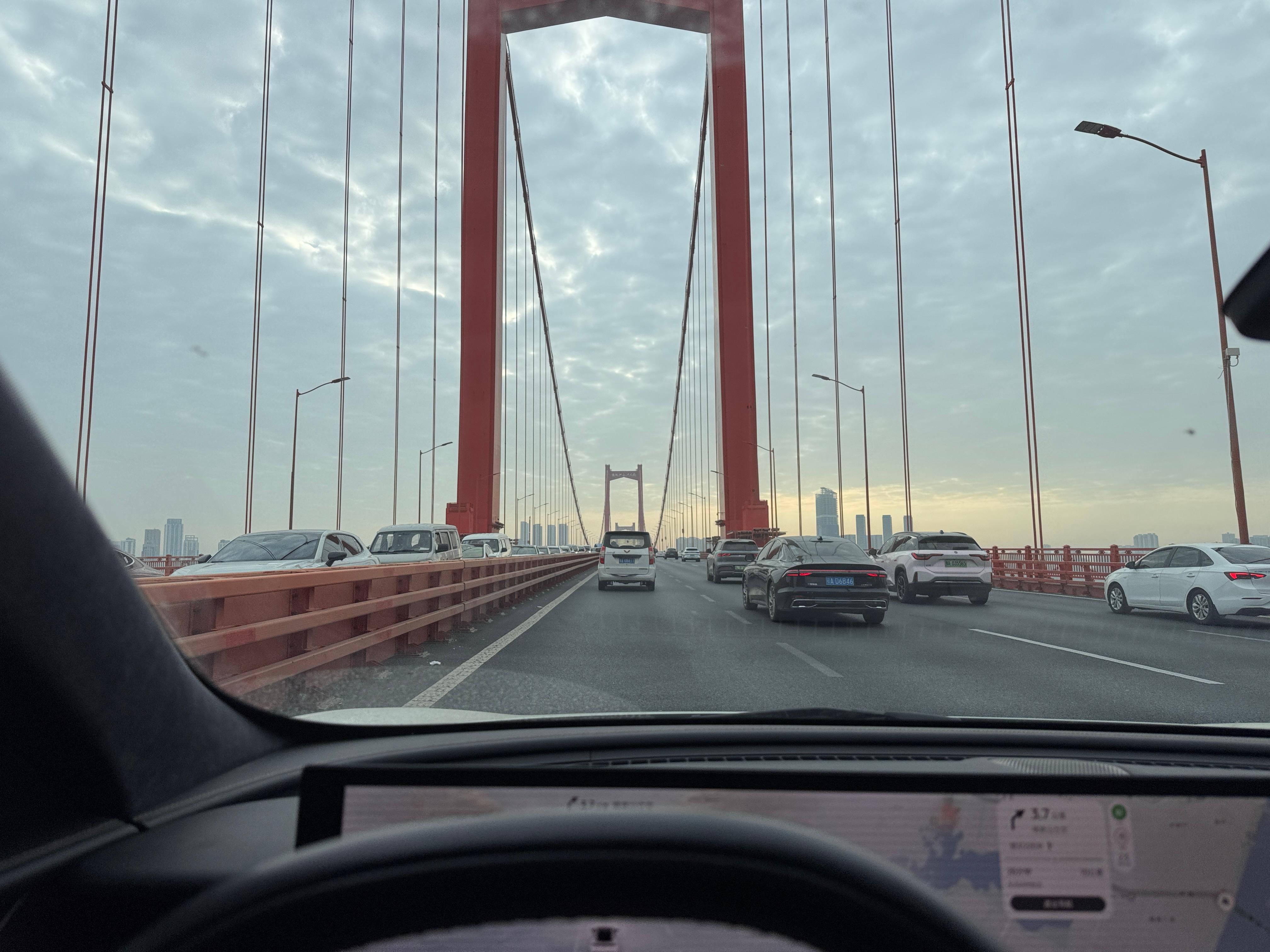 夫妻之间过户，现在车子都不用查验，直接窗口查一下证件就能办新证了 武汉·武汉市公