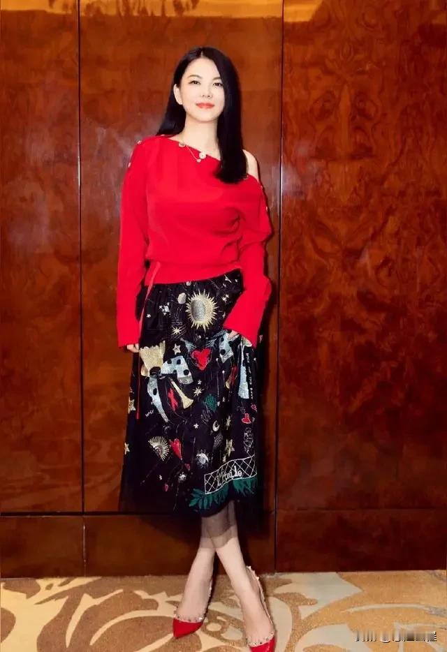 女人不是越瘦越美，看看李湘，这丰腴美是不是也挺好？李湘披衣拍照 端庄秀丽女明星