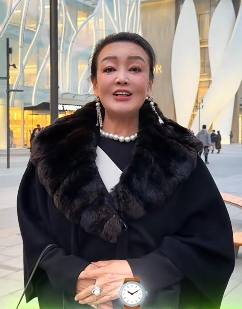 张兰能有底气表示自己问心无愧，行得端坐得直大家这回知道原因了吧。最近张兰律师丢出