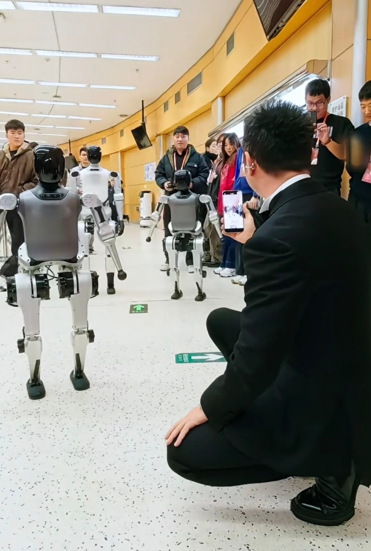 尼格买提Mate80探班春晚后台 今年马年春晚舞台会有相当一部分画面由华为Mat