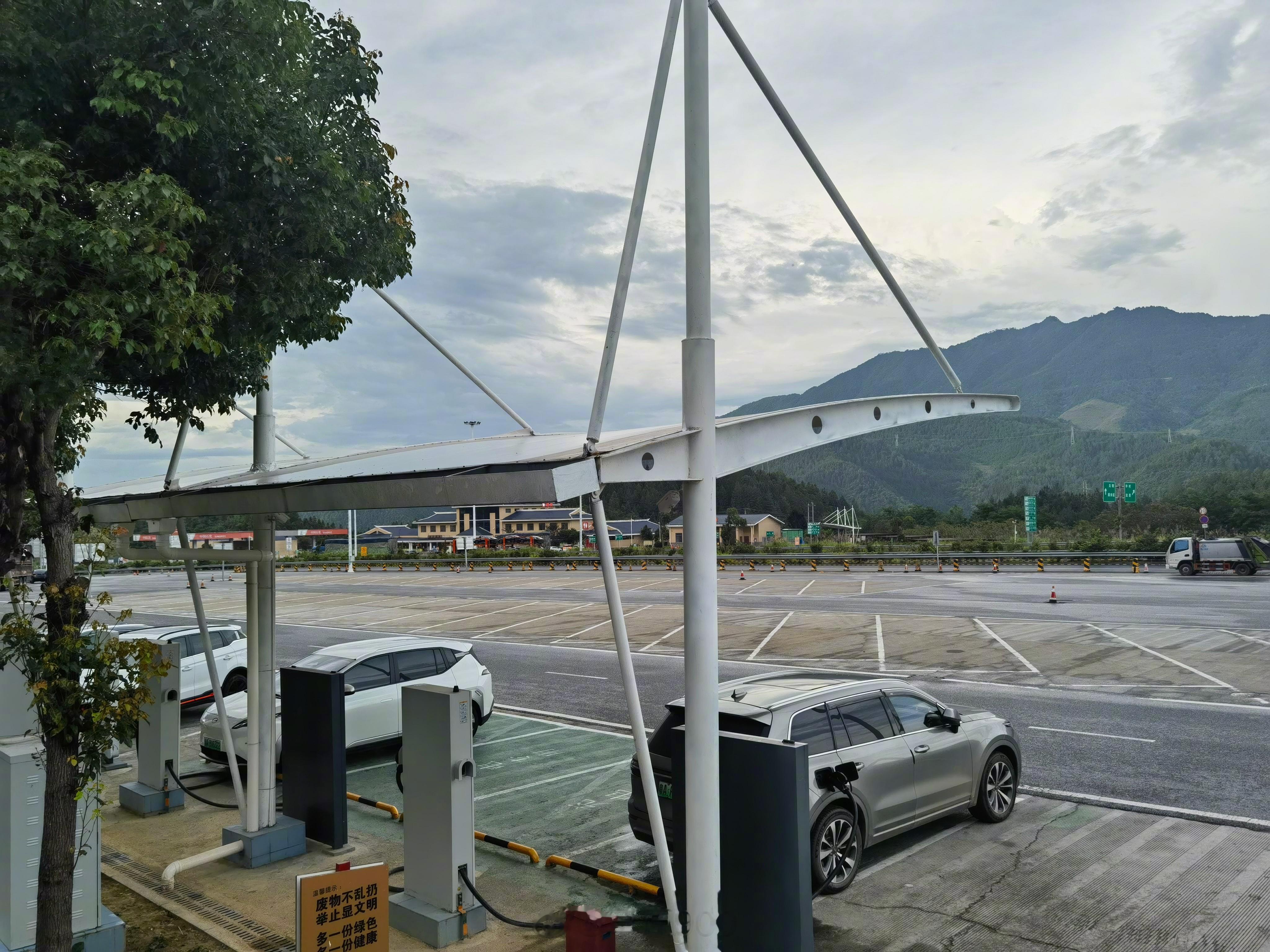 最近几天都在高速公路上跑，现在每个服务区基本都布置了充电站，而日常高速公路充电站