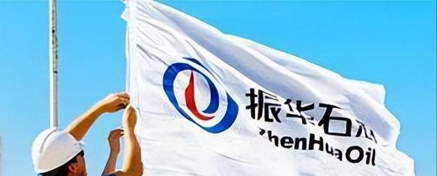伊拉克发现88亿桶油田，但打出这口井的不是美国人

纳杰夫省的沙漠里，钻机一直往