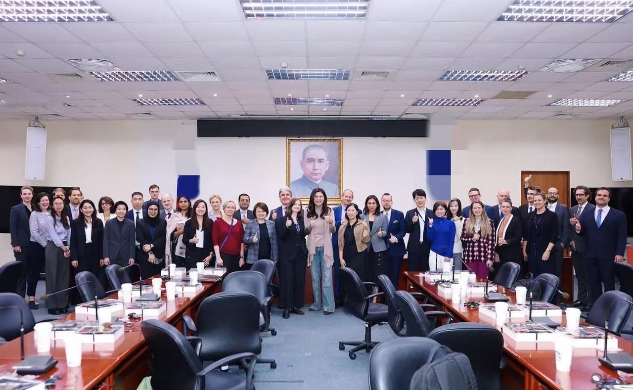 国民党主席郑丽文昨天邀请几乎是全部的各国“驻台代表”，积聚国民党中央党部进行茶叙