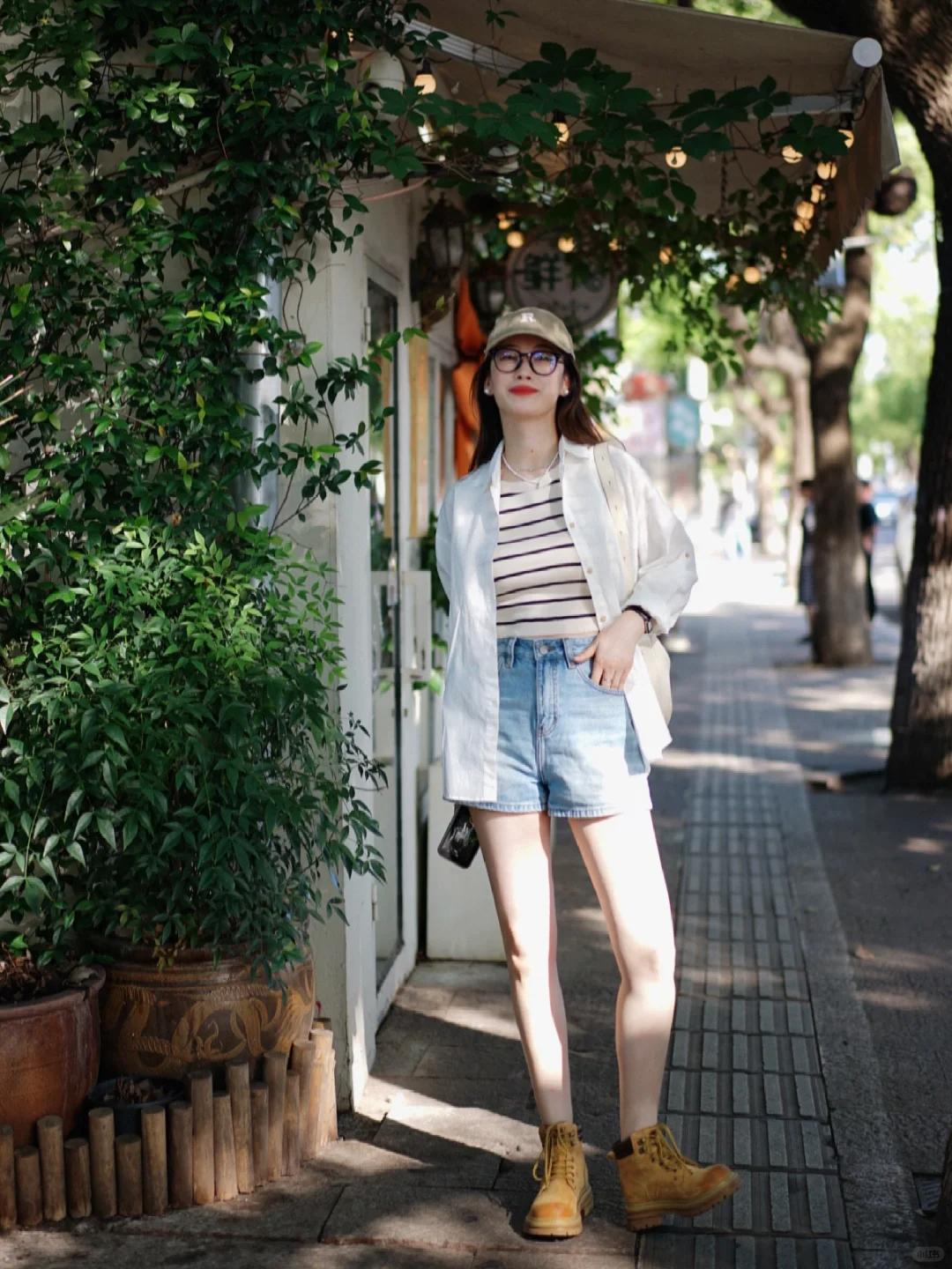 #夏日生活打卡季#👖👟棉麻白衬衫遇上复古蓝牛仔短裤，大黄靴一踩，酷飒风走起！