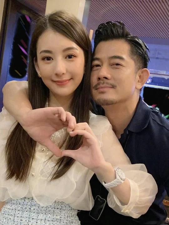 郭富城带方媛看家具网友偶遇郭富城带着方媛到家具城看家具了！偶遇郭富城方媛看家具两