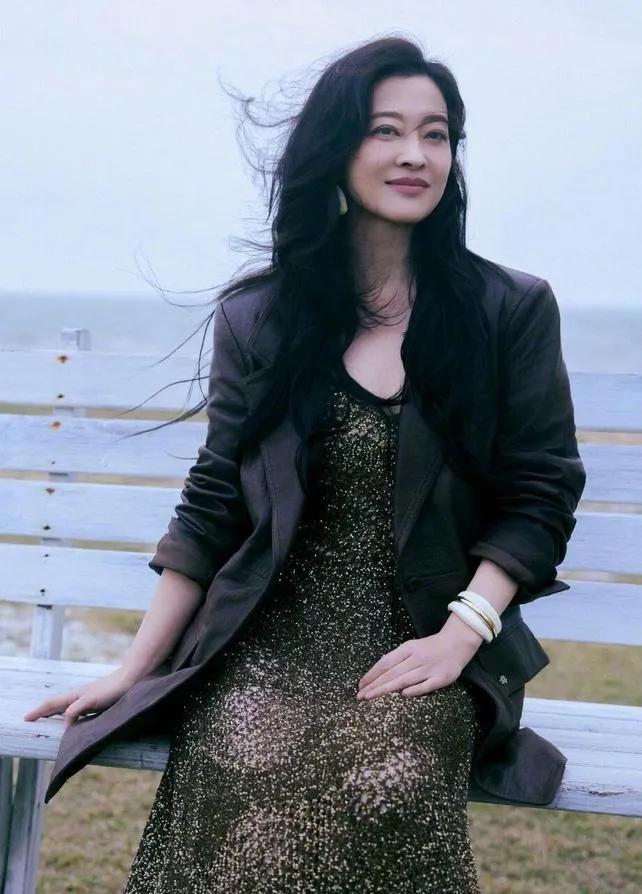 ✨梅婷，中年女性穿搭的天花板！
深棕西装+鎏金亮片裙，高级感直接拉满💯
刚柔并