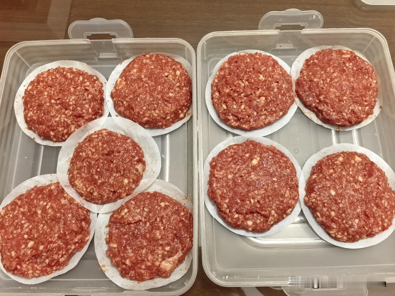 淘宝买的洋玩意——牛肉饼模具今天中午到货的。
上午特意去奥乐齐买了新鲜的嫩牛肉和