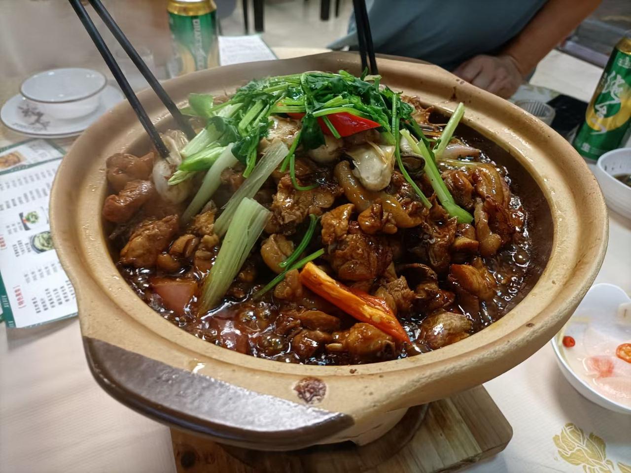 今天放假又是下雨天，和朋友出来一起吃鸡煲。自己不想做饭，只能到外面，方便快捷。其