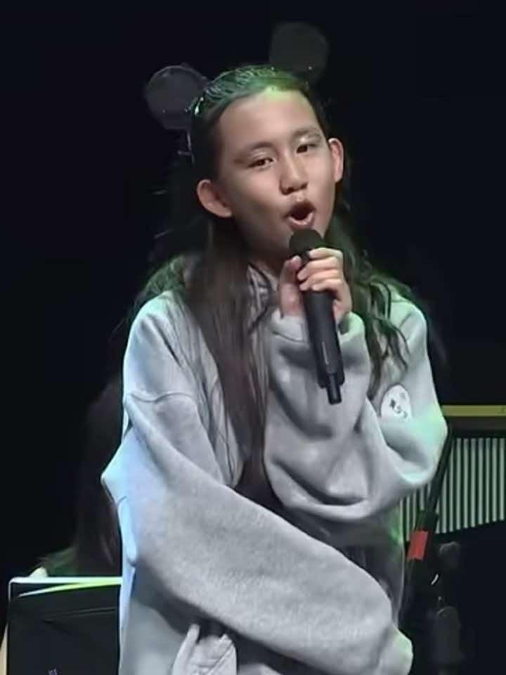 黄磊的二女儿少艾，
说句不好听的，
她这种长相，如果不是星二代，大概率也能凭借自