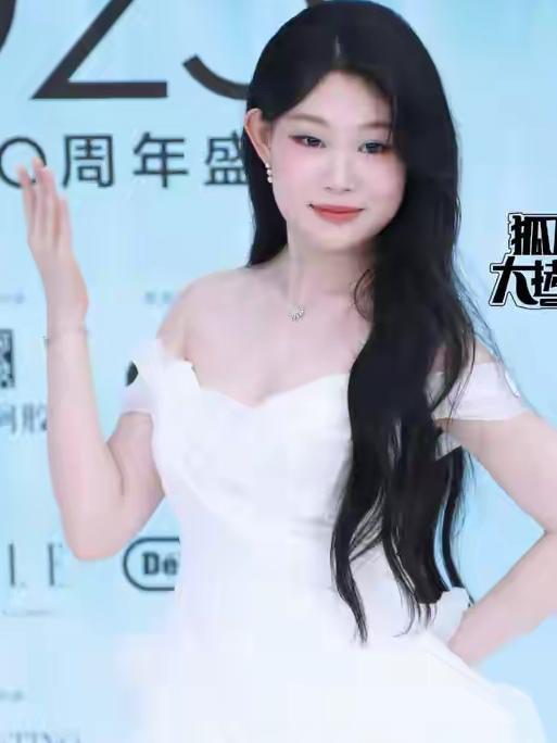 很难想象，小沈阳女儿沈佳润首秀红毯，再次惊艳。

19岁的年纪，一点也不怯场。看