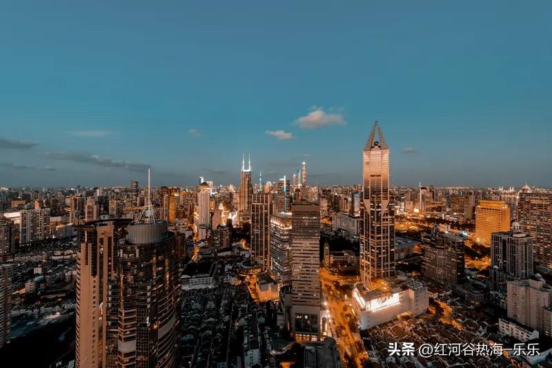上海楼市还是牛气。
上海楼市不管是从这几年的房价跌幅，还是从今年的楼市热度，上海