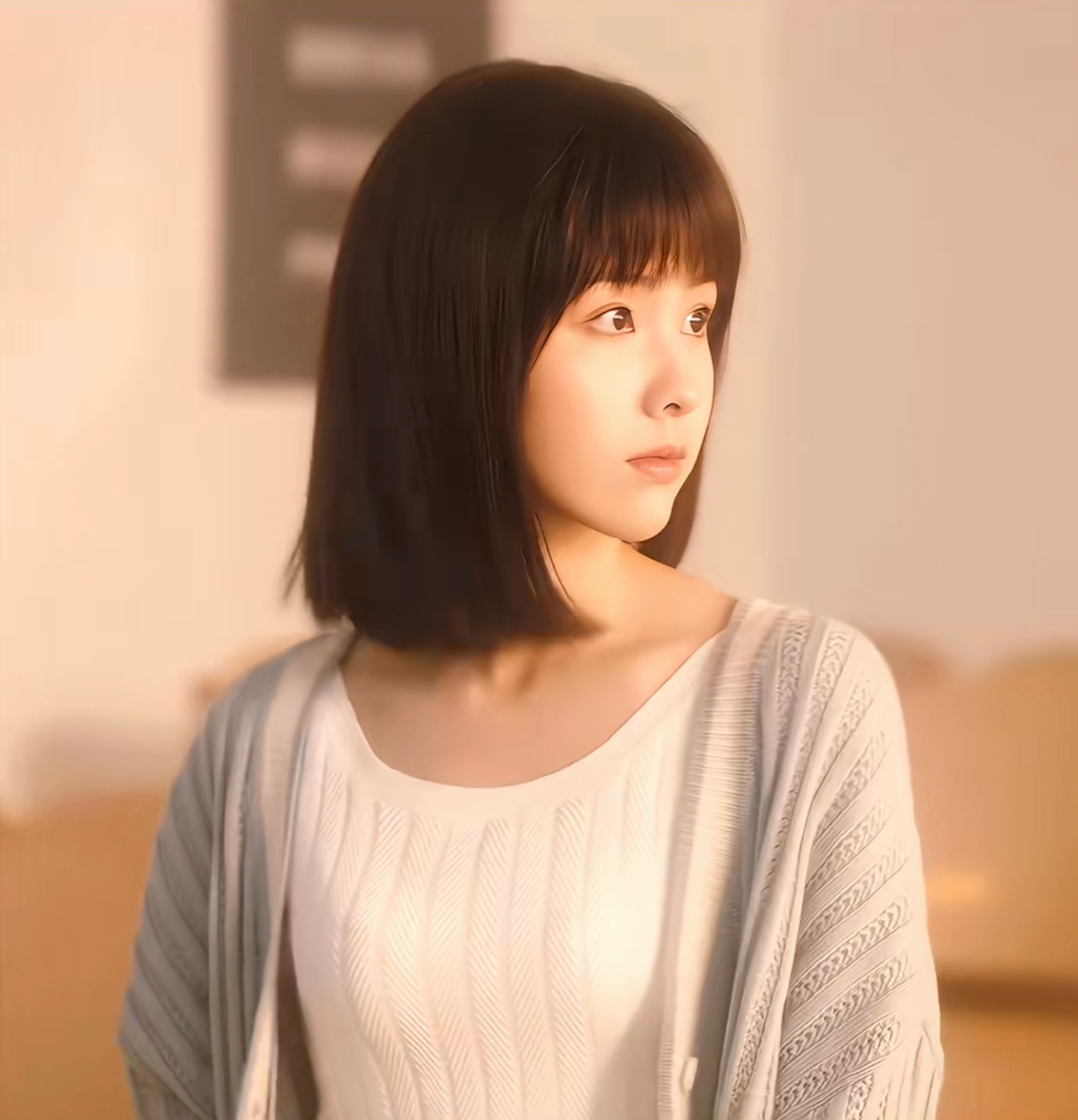 原来陈都灵这个左耳限定妹妹头，后面也返场过，有点像长大的小耳朵