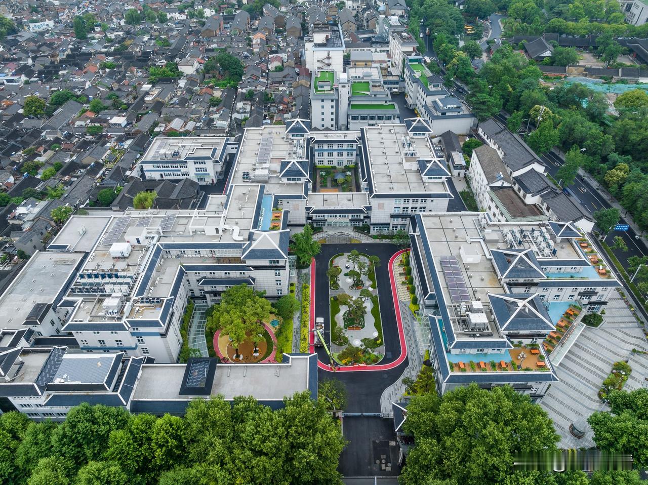 近日扬州银悦荟康养中心正式开门迎客，把原扬州妇幼保健医院旧址改成养老家园，从前迎