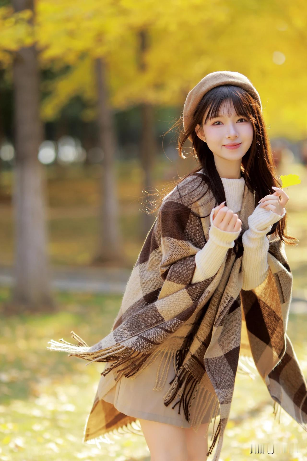 秋日暖阳下，少女与落叶共舞，这画面想想就美。想在秋天美出圈，穿搭很重要。
喜欢氛