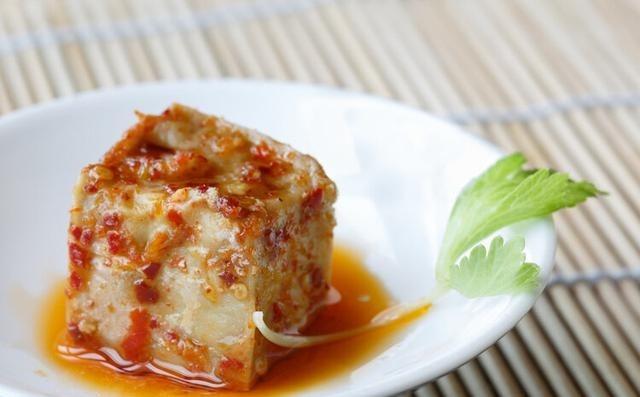 腐乳，作为传统的发酵食品，因其独特的风味深受许多人喜爱，尤其是在中老年人中尤为常